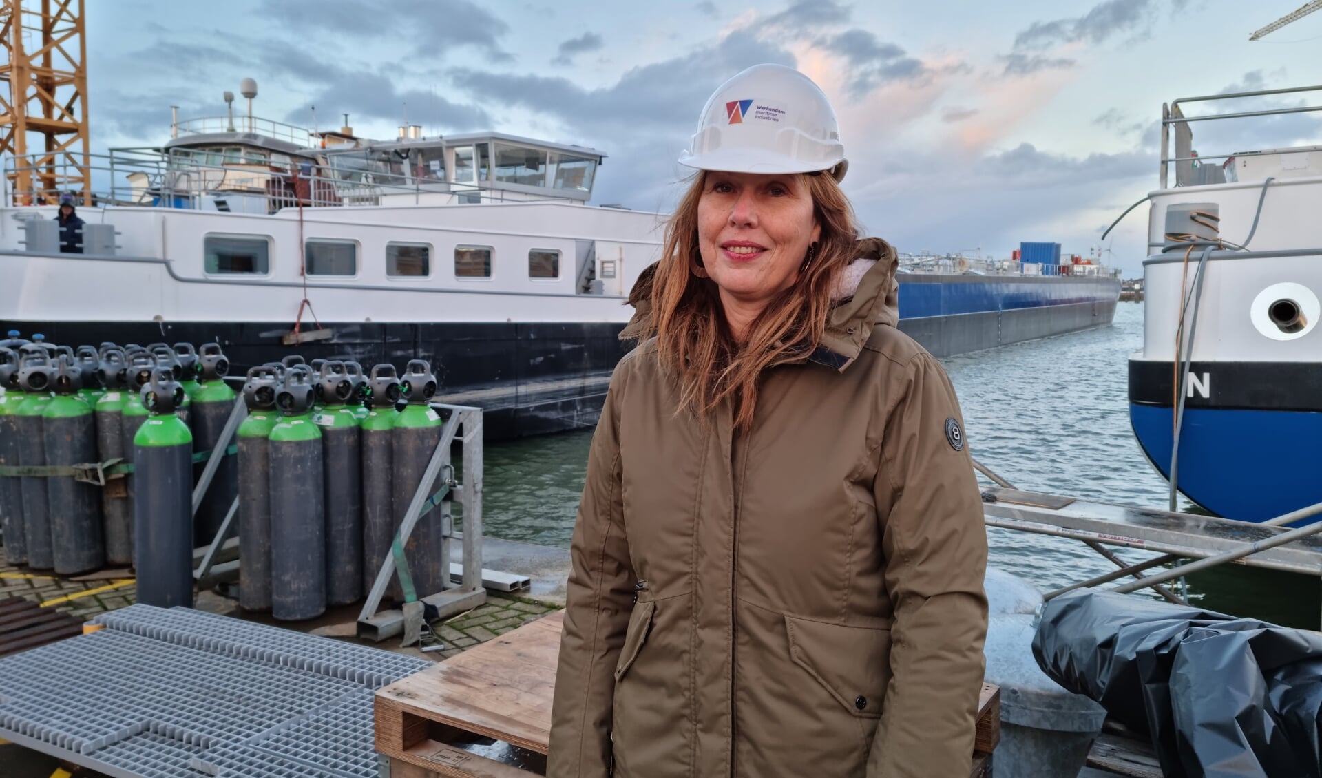 • Karin Struijk op een scheepswerf in de haven van Werkendam.