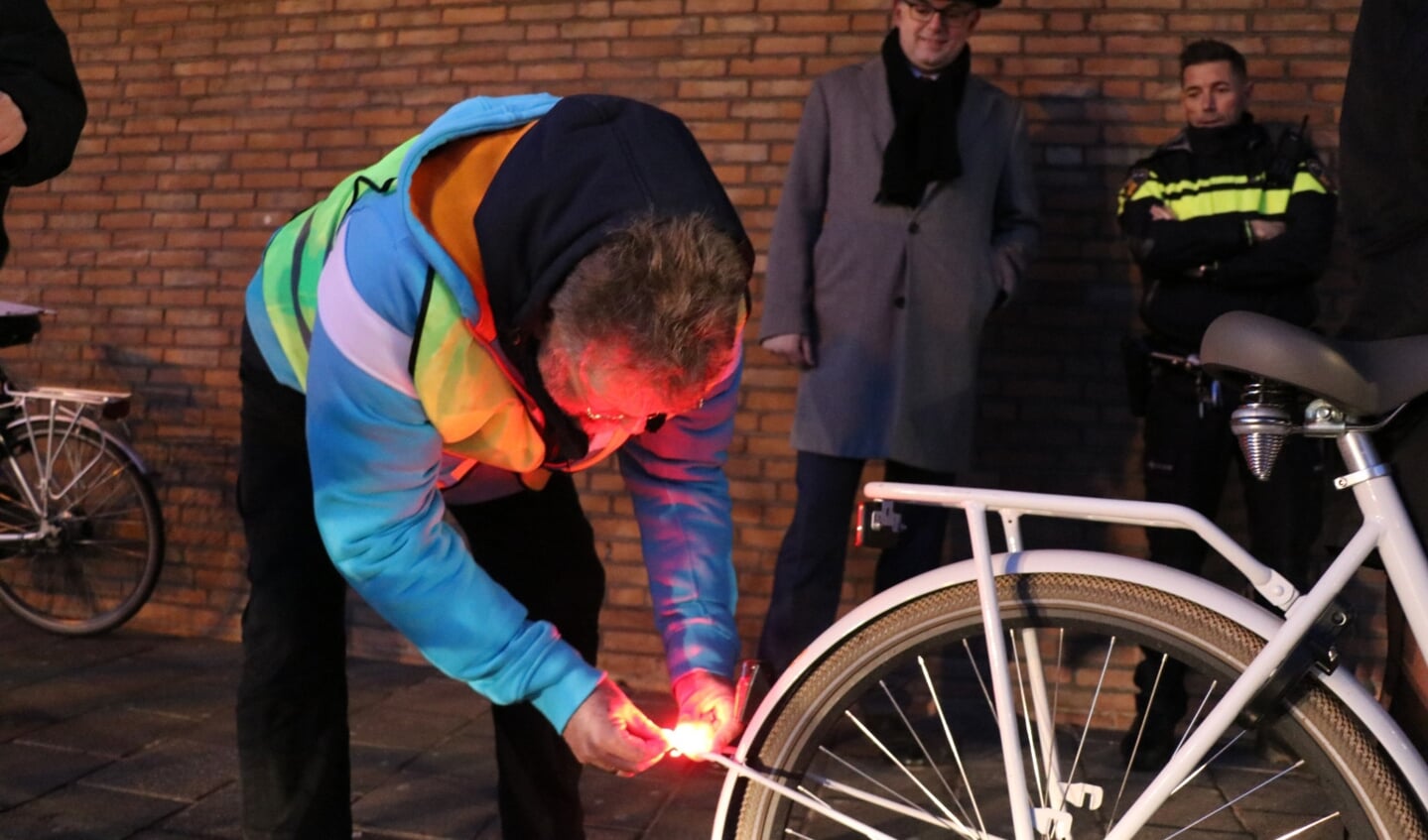 • Burgemeester Vroom als toeschouwer bij de fietscontrole.