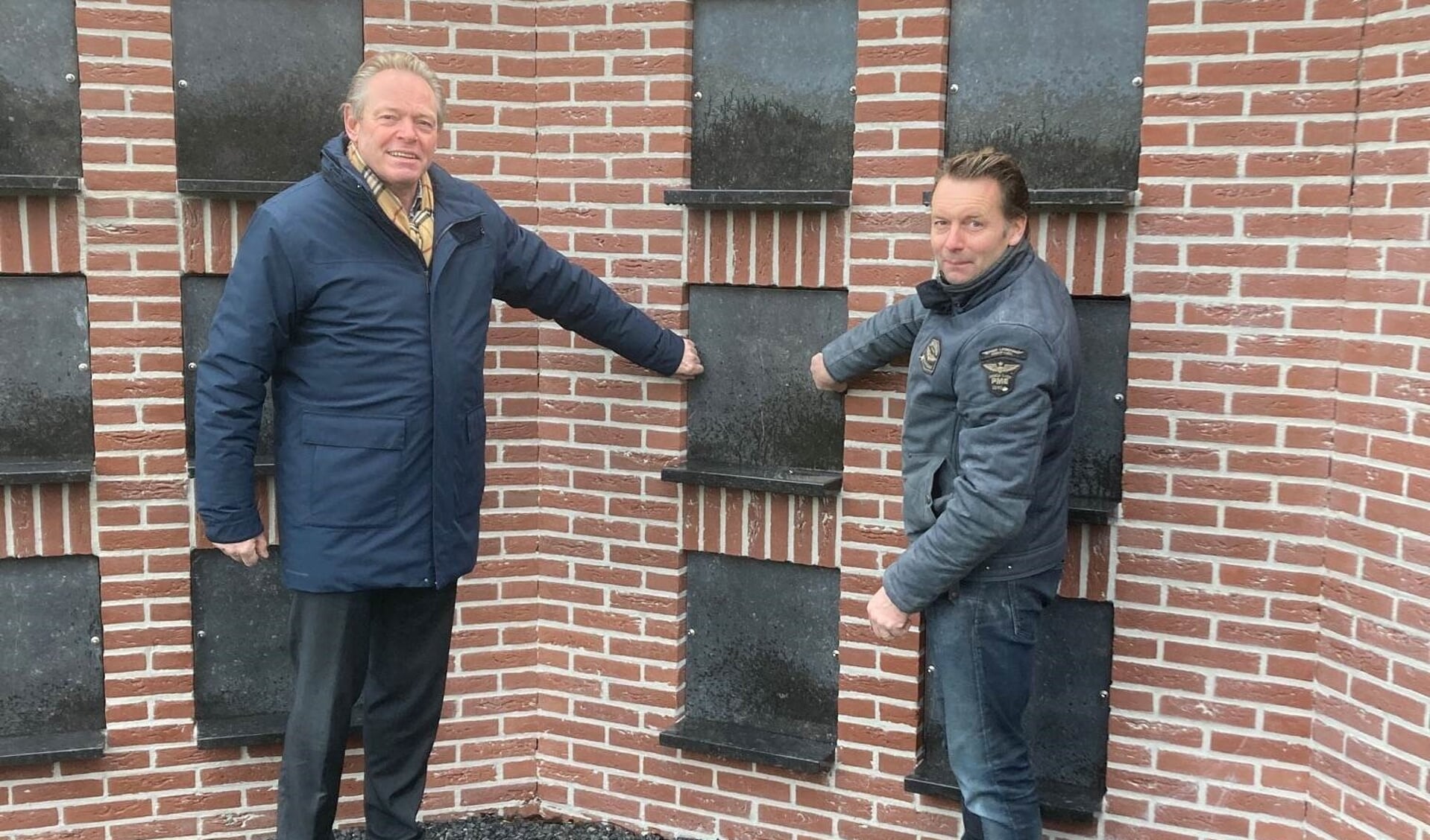 Wethouder Ivo ten Hagen opende de muur samen met Peter Spruit van het gelijknamige bouwbedrijf.  