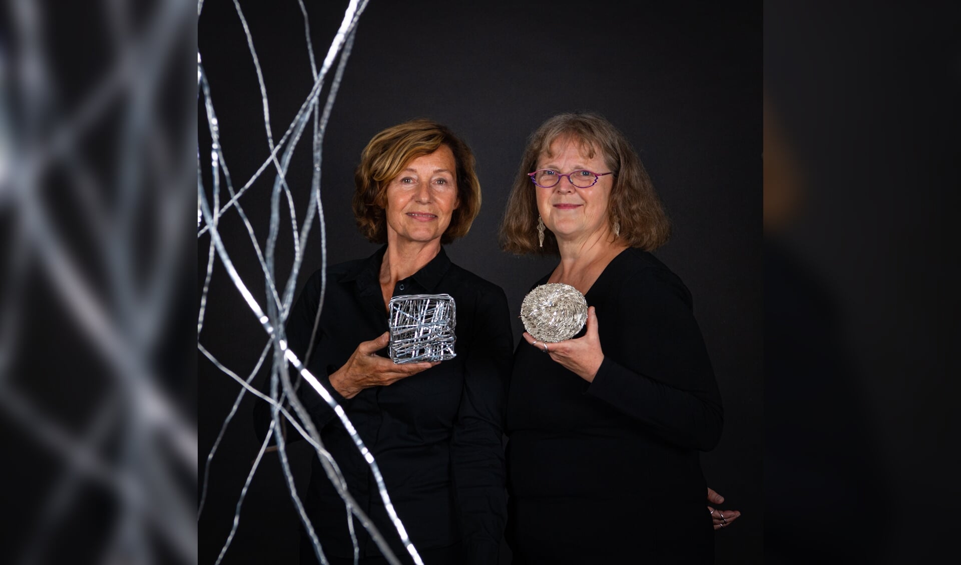Karin Kortenhorst (links) en Maja Houtman hebben vanaf 11 december een expositie in het Zilvermuseum.