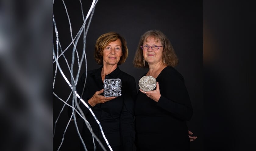 <p>Karin Kortenhorst (links) en Maja Houtman hebben vanaf 11 december een expositie in het Zilvermuseum.</p>  