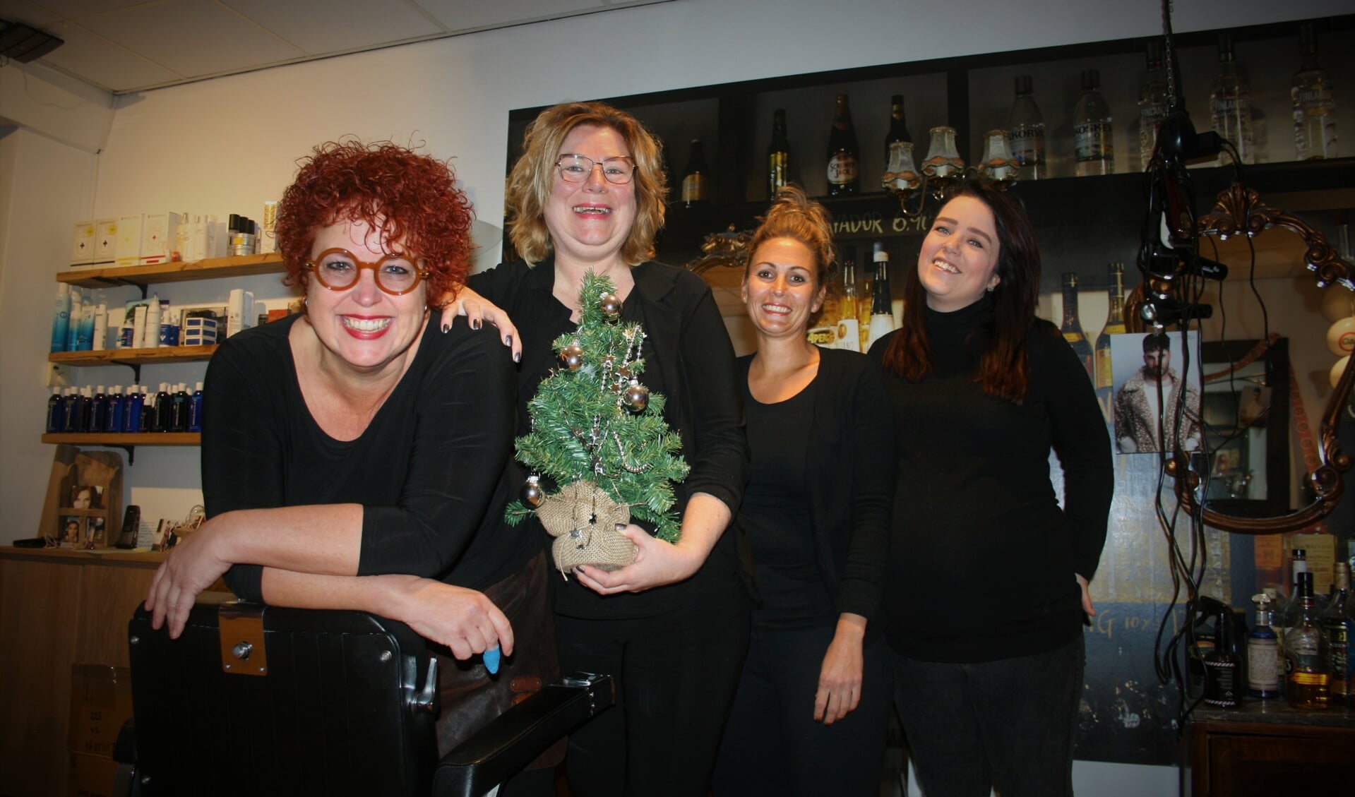 • "We hebben wel de humor om dit te doorstaan", zegt Diana Dekker (l.), met naast haar Yvonne de Heus, Roelanda van Zoelen en Esmee Heimans.