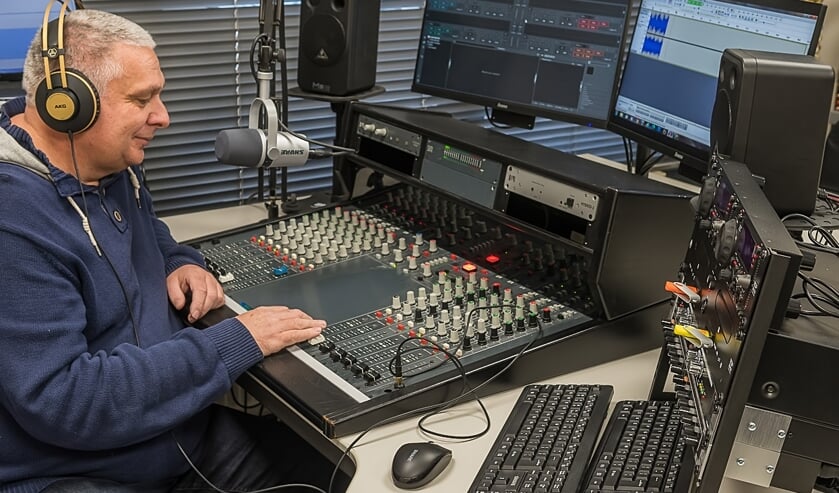 Radiomaker Jan van Dam in de studio.  