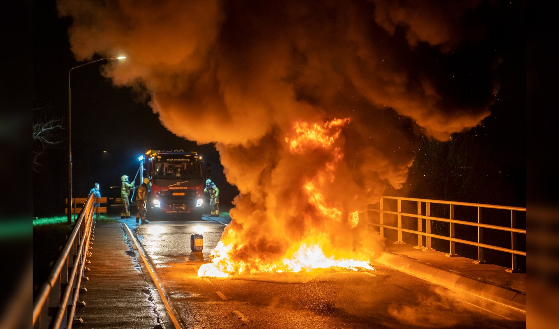 • Op het viaduct van de Veldstraat werden autobanden in brand gestoken.