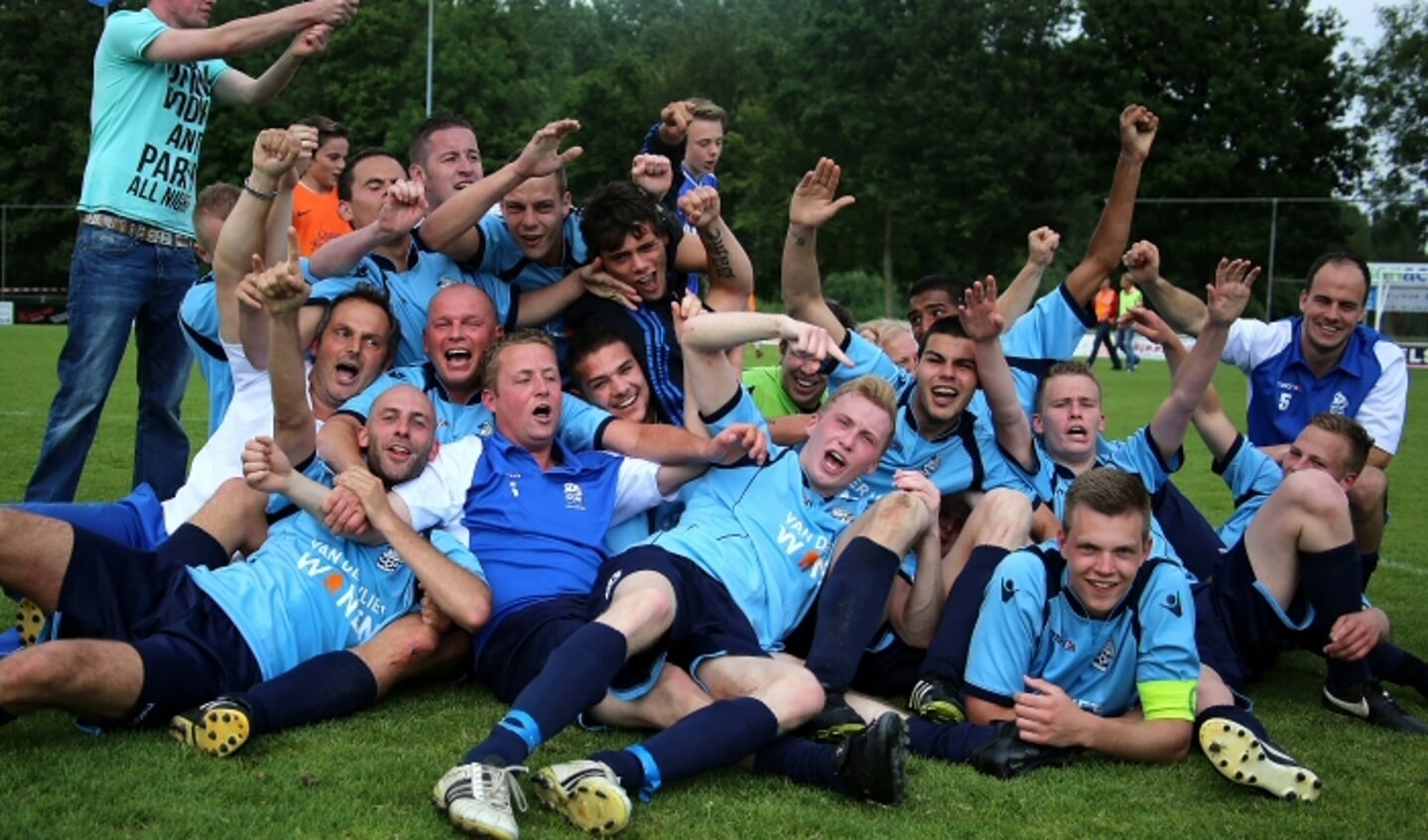 Aanvoerder Wesley Swets viert in 2014 de promotie van Arkel naar de derde klasse.