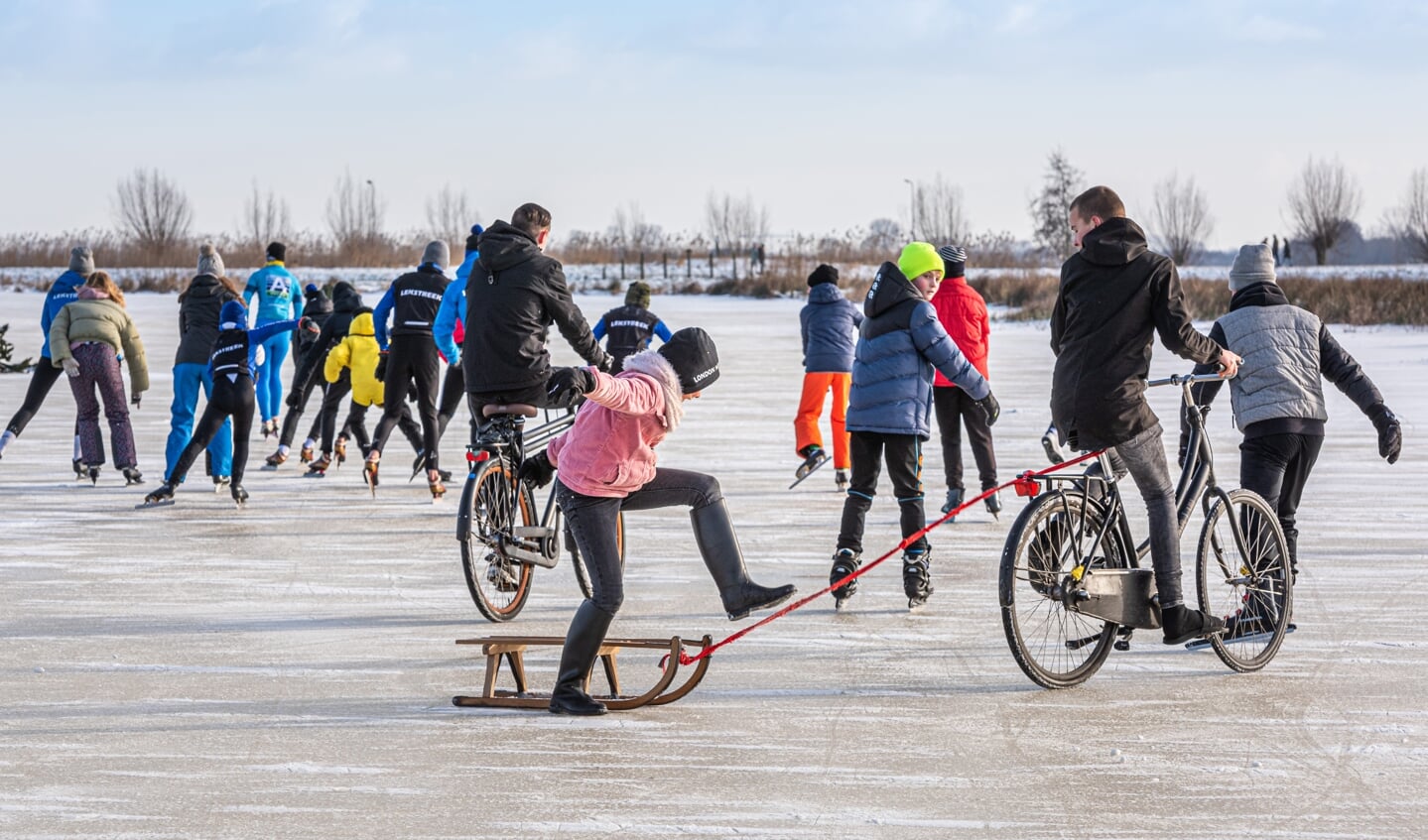 Op een plas achter de Boezemmolen in Haastrecht werd dinsdagmiddag al volop geschaatst, met name door de jeugd. 