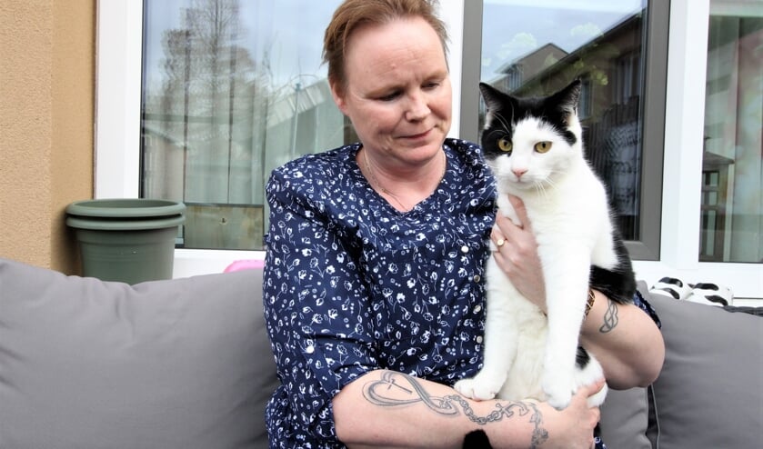 <p>• Bianca Nanninga met haar kater Poppy. </p>