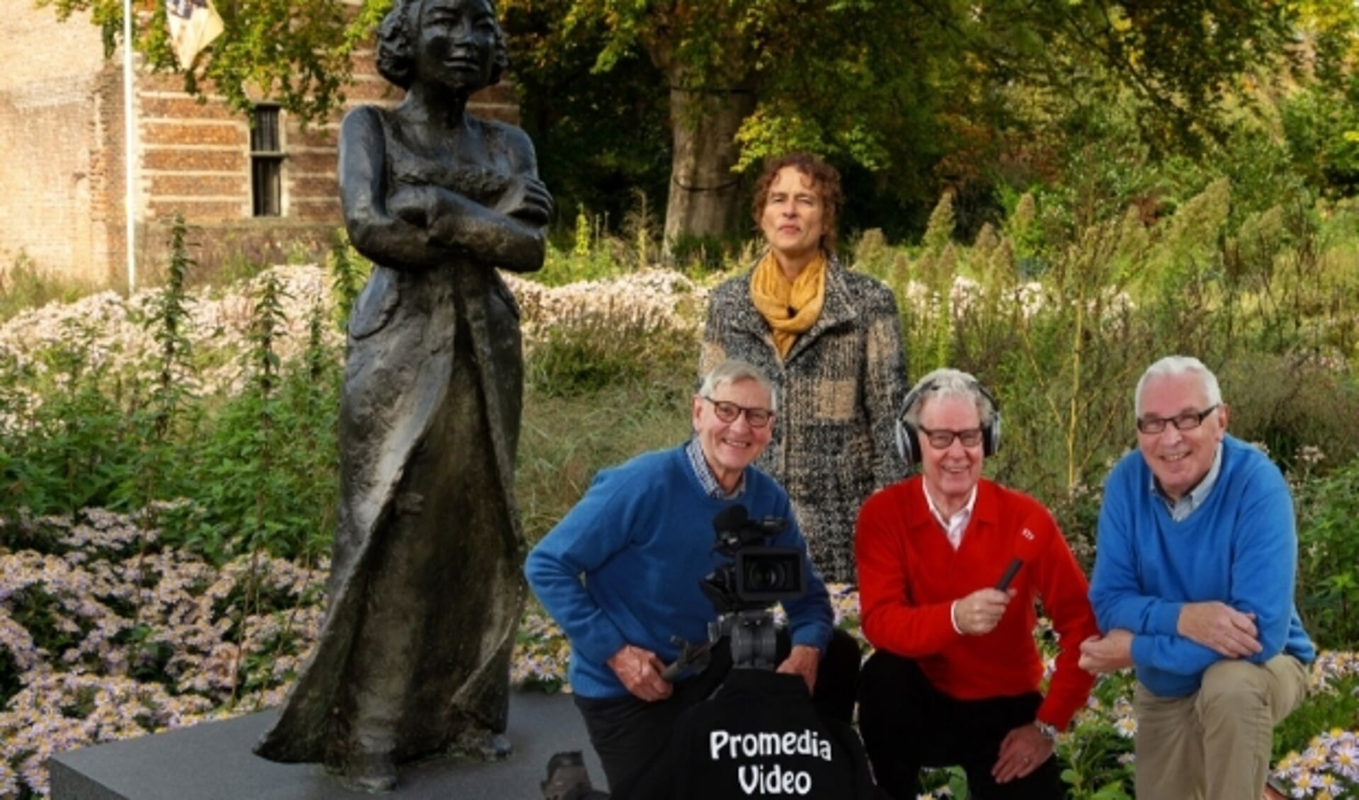 Cor van Es, Angenelle Thijssen, Fulco de Jong en Herbert Ziher bij de hoofdrolspeelster van de film: vrouw Bertha. (Foto: Promedia)