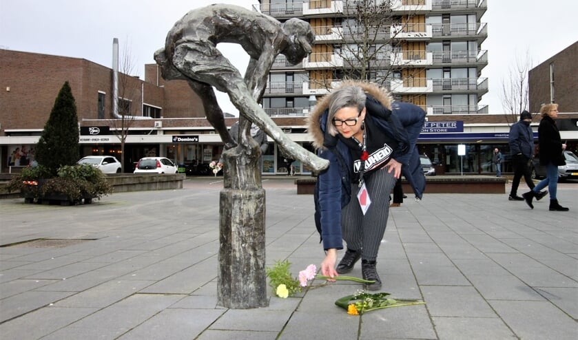<p>• Bij het beeld van het meisje dat over een paaltje in Krimpen aan den IJssel springt werden bloemen gelegd.</p>
