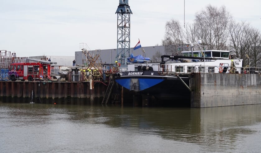 • De brand op het binnenvaartschip woedt vermoedelijk in de machinekamer.