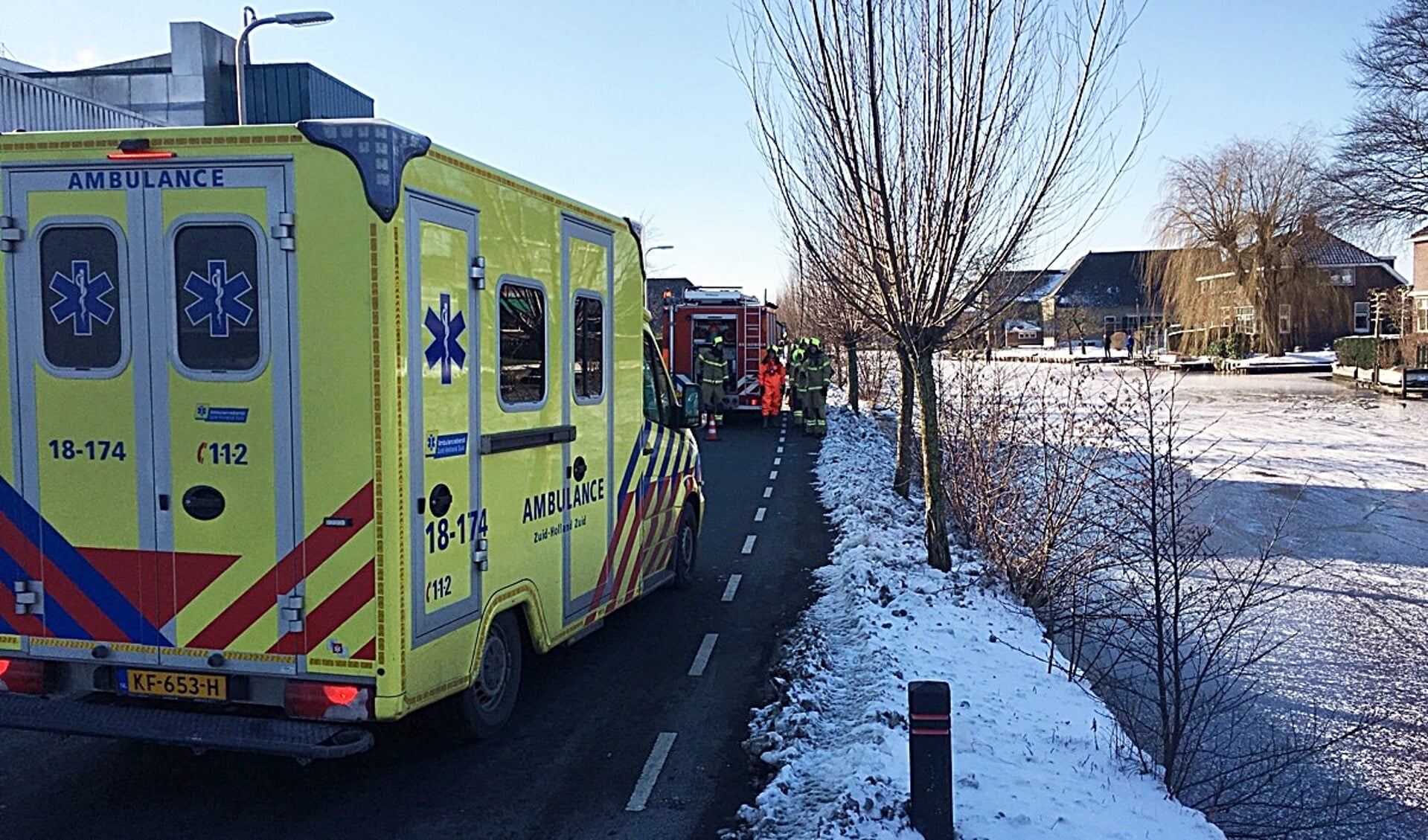 • De ambulance en brandweer bij een incident in Bleskensgraaf, waar schaatsers door het ijs gezakt waren.