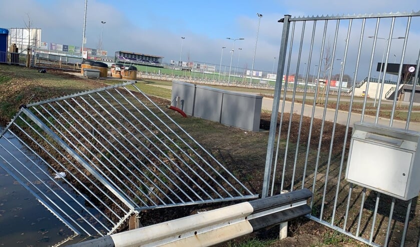<p>• Het vernielde hekwerk op het Glaspark.</p>