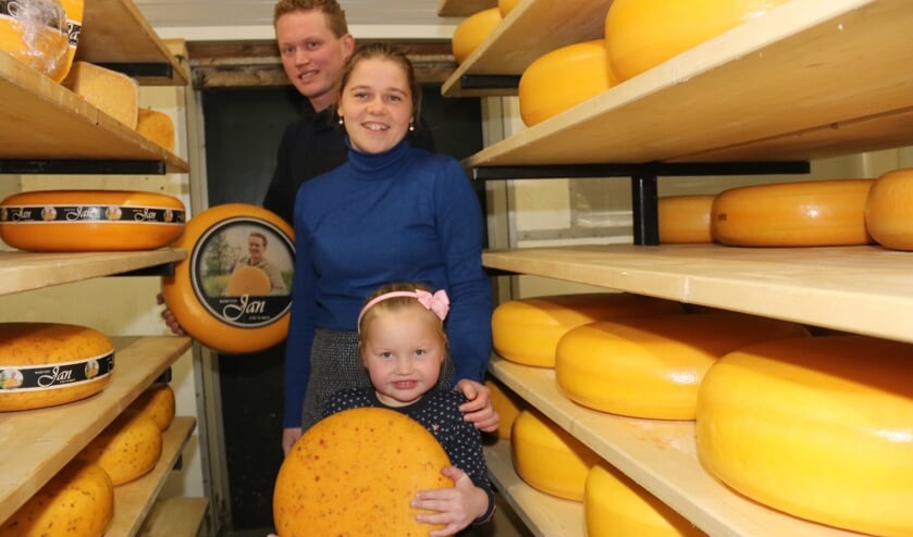 <p>• Jan en Erica van den Bergh met hun dochtertje.</p>