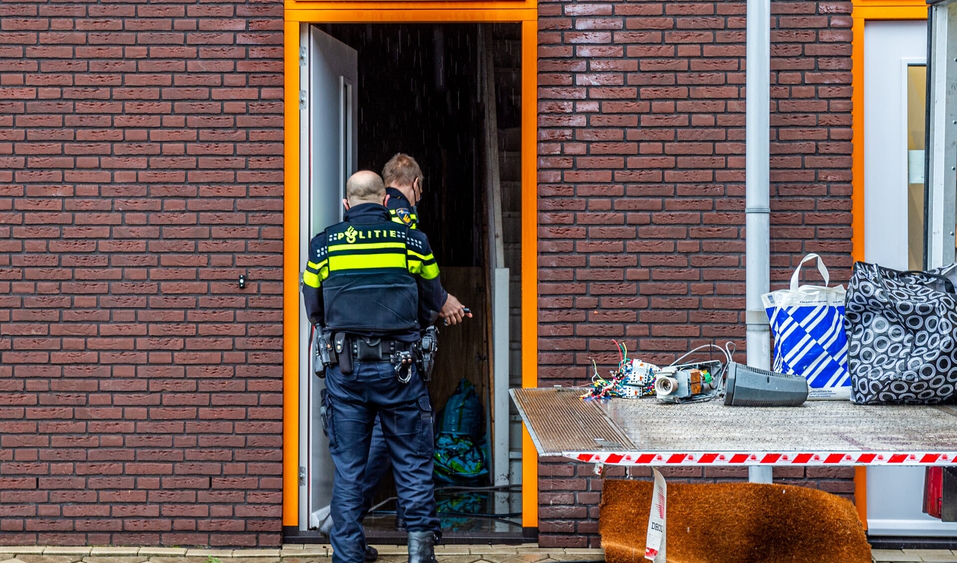 • Politie Krimpenerwaard was woensdagmiddag bezig met het verwijderen van restanten uit de wietkwekerij in een bedrijfspand aan de Platinastraat in Schoonhoven.
