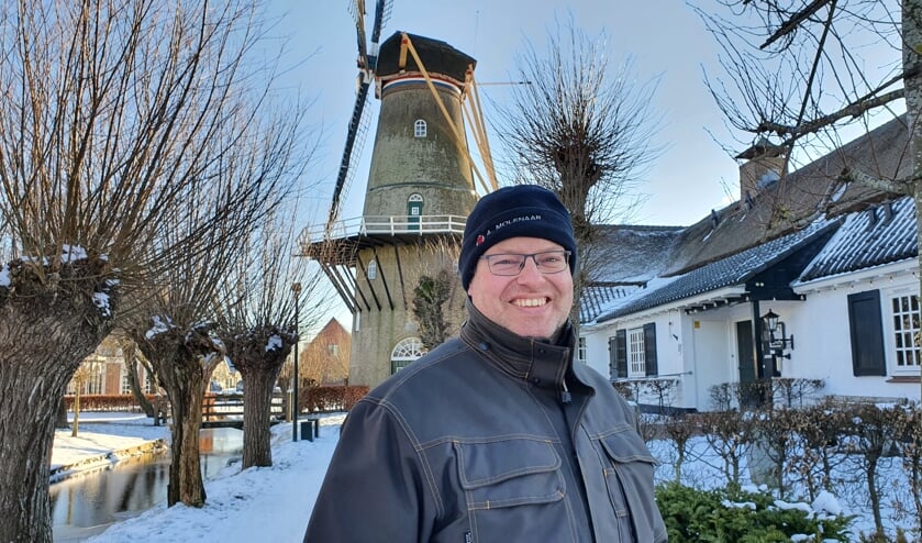 <p>• Marc Molenaar in een besneeuwd landschap voor molen Den Arend.</p>