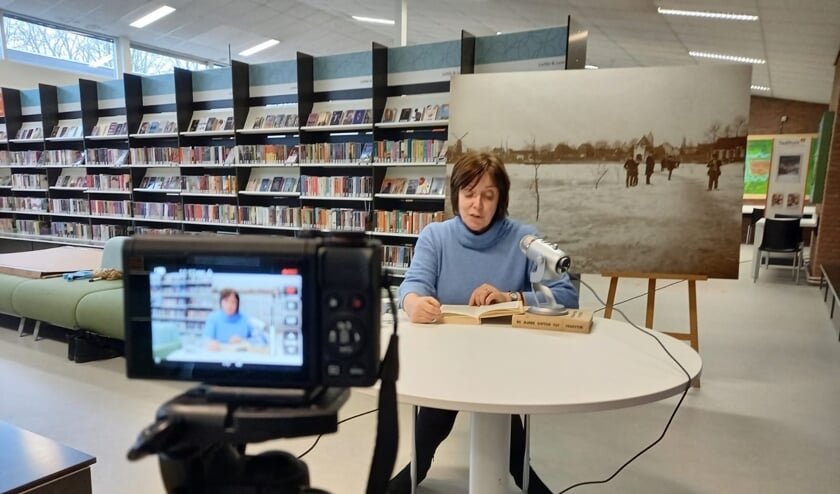 <p>• Bibliotheek-directeur Anja Oosterlaken leest hoofdstuk 2 voor.</p>