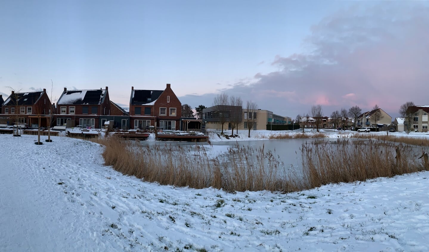 Gisteren hebben wij een prachtige panorama gemaakt van het dicht gevroren water aan de Boomgaard te Nieuwendijk met wat schaatsende kinderen.