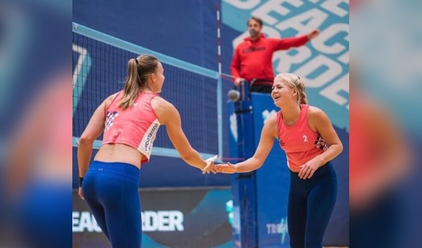 <p>• De beachvolleybalsters vieren een punt, rechts Raïsa Schoon.</p>