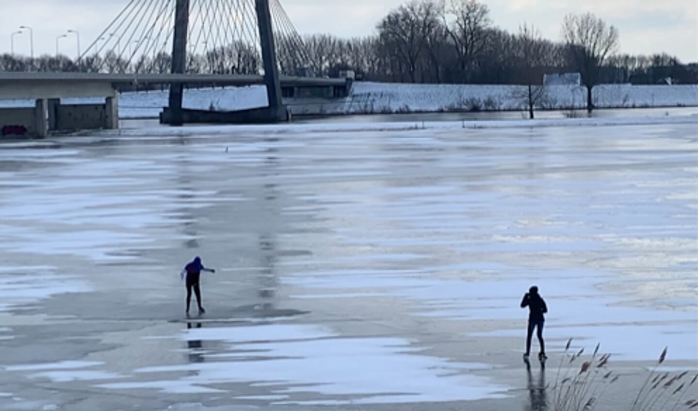 Door het hoogwater konden deze schaatsers het woensdag voorzichtig proberen op het ijs in de uitwaarden bij de Heusdense brug. Paul Raams legde deze waaghalzen vast. 