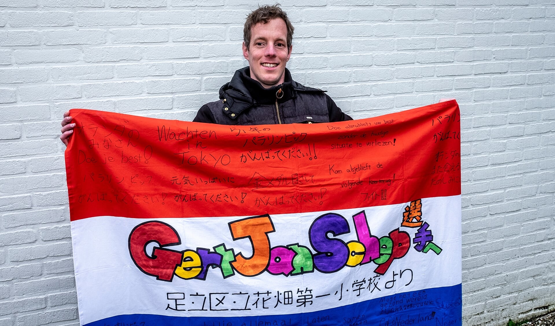• Een trotse Gert-Jan Schep met een supportersvlag vanuit Japan.