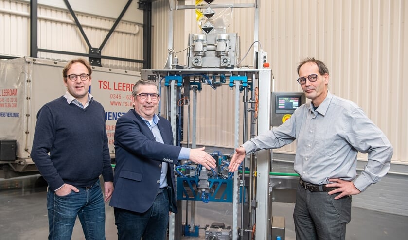 <p>• V.l.n.r.: Sijmen van der Vlies en Leo Verkerk van TSL Machinebouw en John Temminck van JH Techniek.</p>