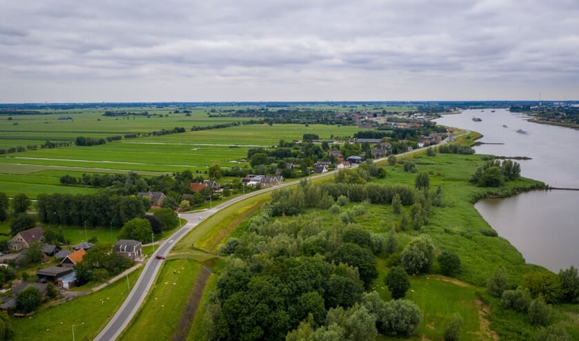 • De rivierdijk langs de Lek.