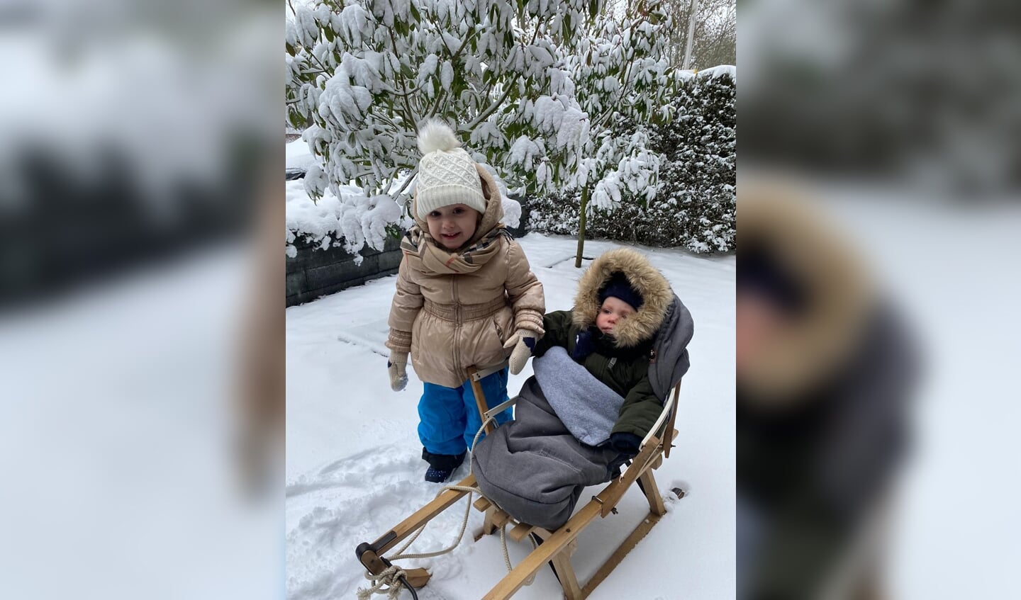 • Opa en oma De Jong stuurde deze foto in van hun kleinkinderen Noa en Daan Boers die voor het eerst in hun leven sneeuwpret beleven.  