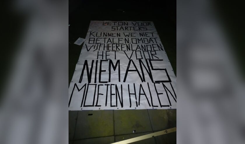 • Het zaterdag opgehangen spandoek in Ameide.