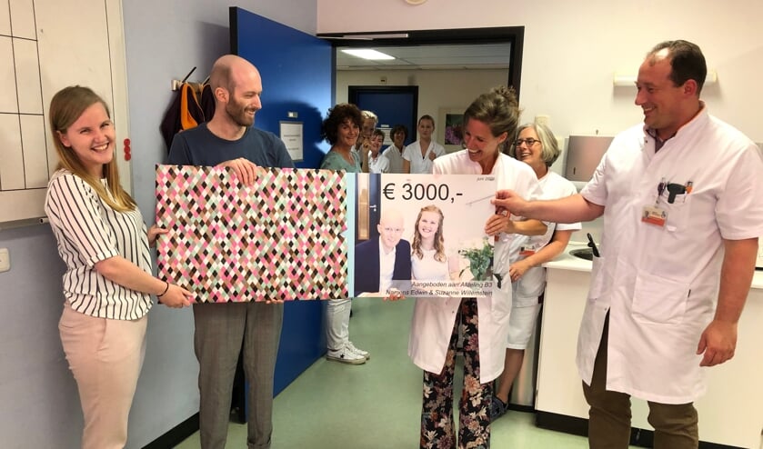 Edwin en Suzanne Willemstein overhandigden in juni 2020 hun huwelijkscadeau aan afdeling B3 en aan de internist-hematologen Eva de Jongh en Peter Westerweel.