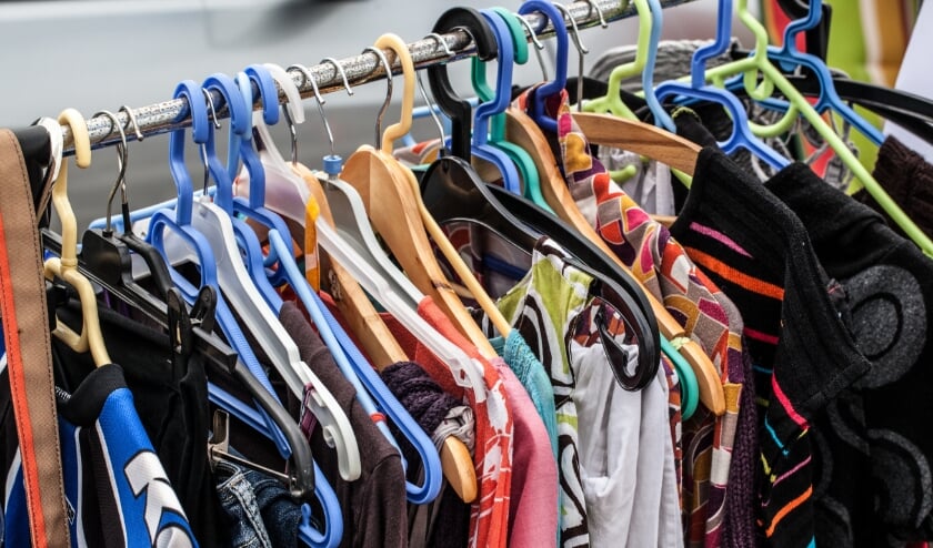 <p>• Rek met tweedehands kleding.</p>
