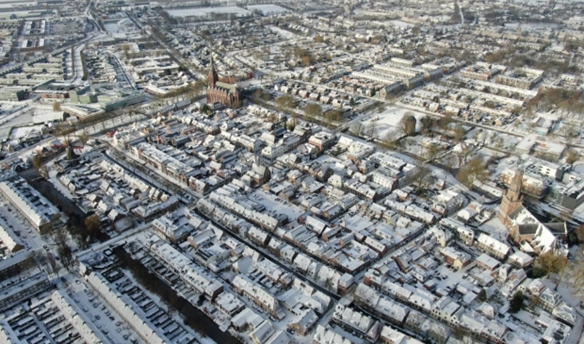 Binnenstad IJsselstein in de sneeuw. De foto is genomen met een drone.