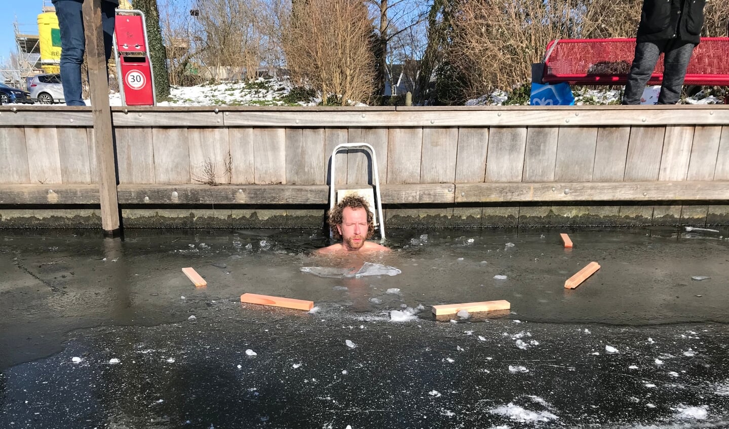 • Persoon in water is Lennard Muilwijk, hij nam in Hardinxveld-Giessendam een bad in het ijskoude water.