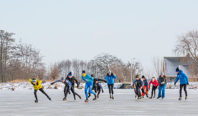 Op een plas achter de Boezemmolen in Haastrecht werd dinsdagmiddag al volop geschaatst, met name door de jeugd.