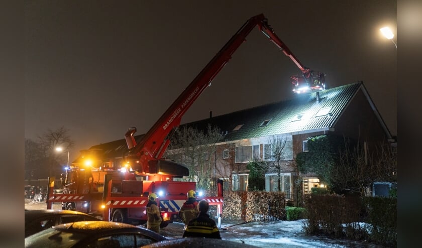 • De schoorsteen wordt geveegd met behulp van de hoogwerker.
