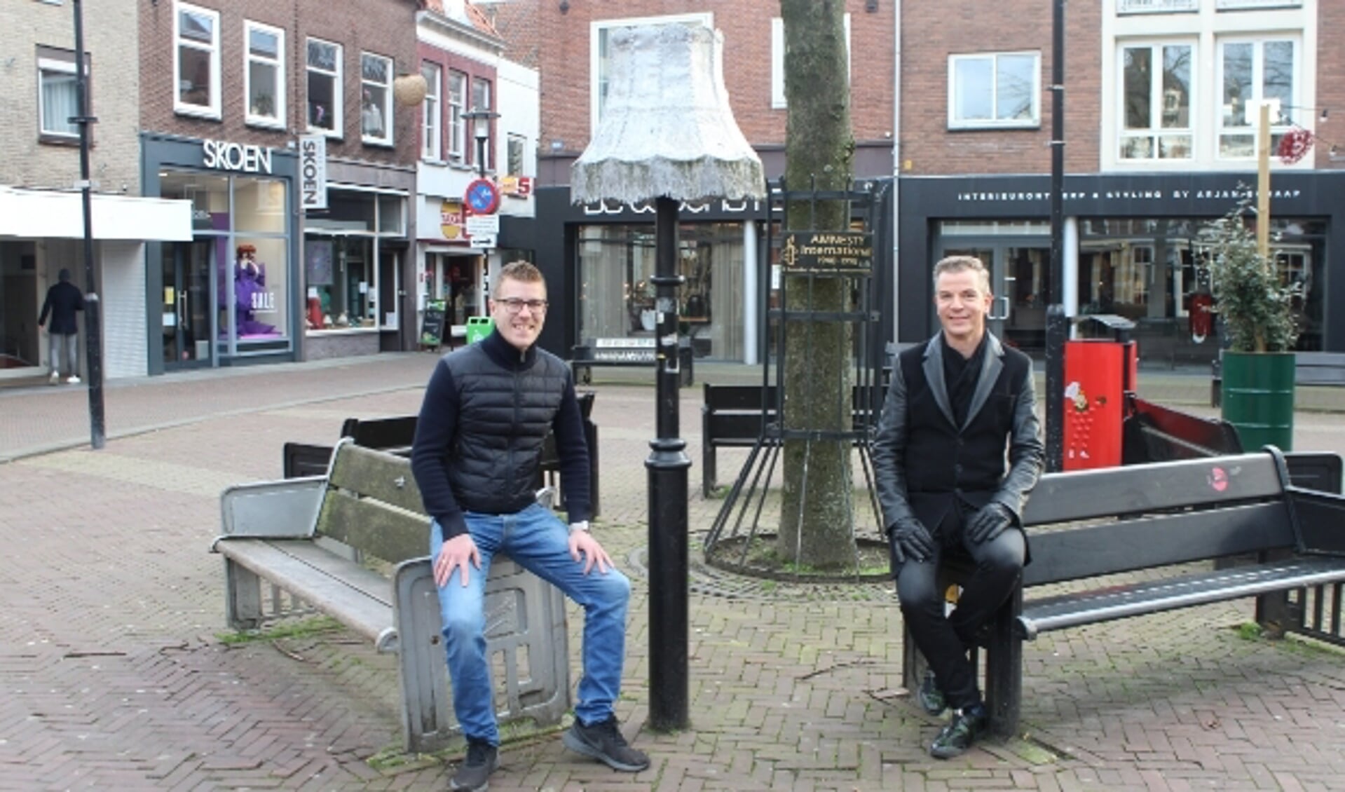 Op gepaste afstand van elkaar op de foto in het centrum van Tiel. Links Bob van Herwijnen en rechts Guido de Wit. 