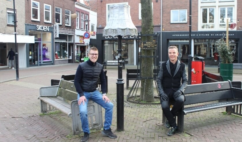 <p>Op gepaste afstand van elkaar op de foto in het centrum van Tiel. Links Bob van Herwijnen en rechts Guido de Wit. </p>