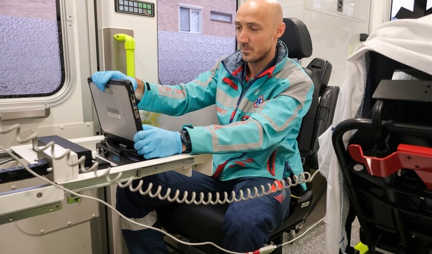 • Zodra in dit geval ambulanceverpleegkundige Edgar op zijn laptop aan een nieuwe overdracht begint, is deze vanaf de SEH in Dordrecht meteen te volgen.