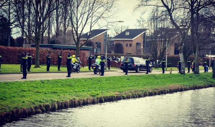 • Het eerbetoon van de politie bij de begrafenis van hun collega.