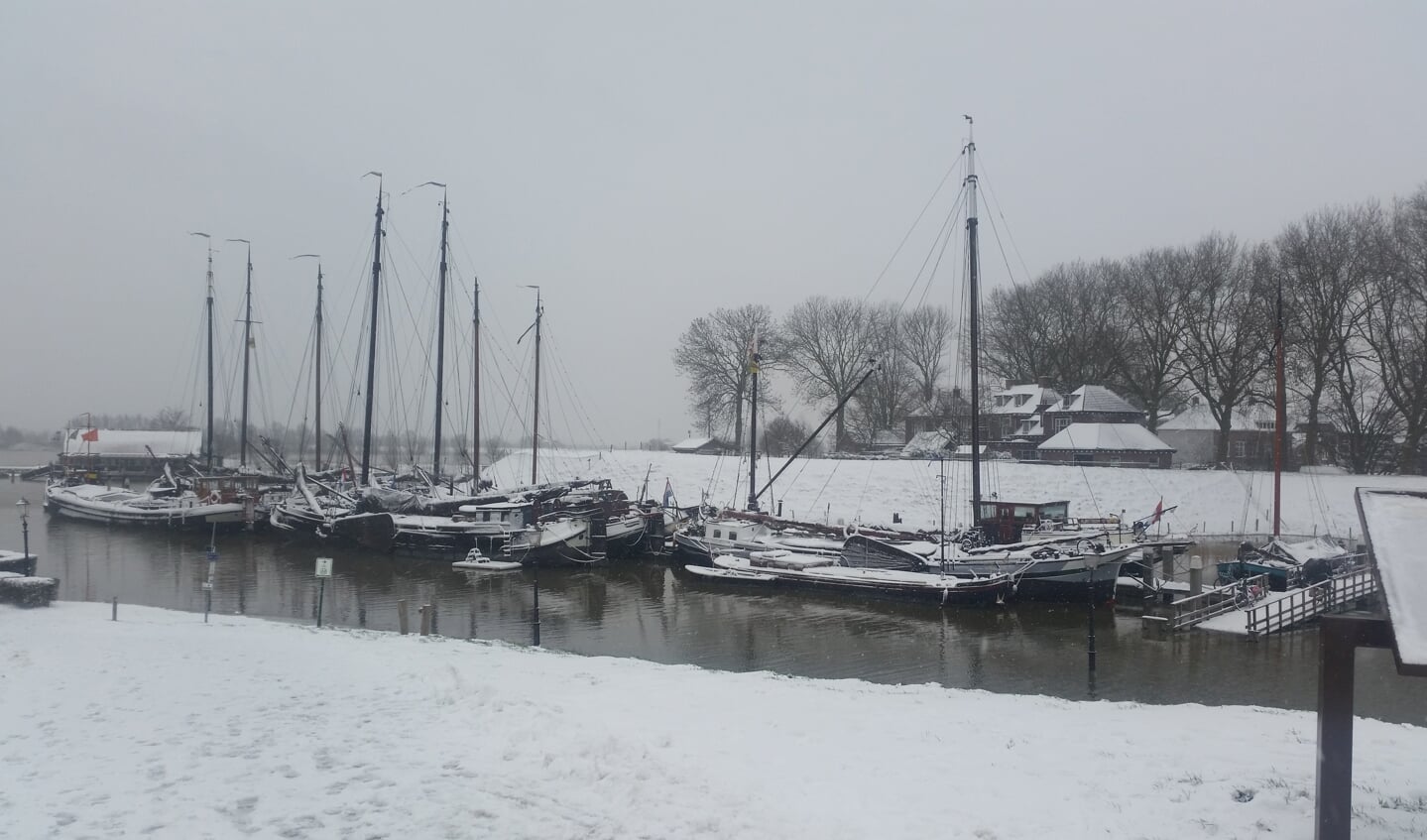 Hierbij een winterfoto gemaakt in de haven Woudrichem.