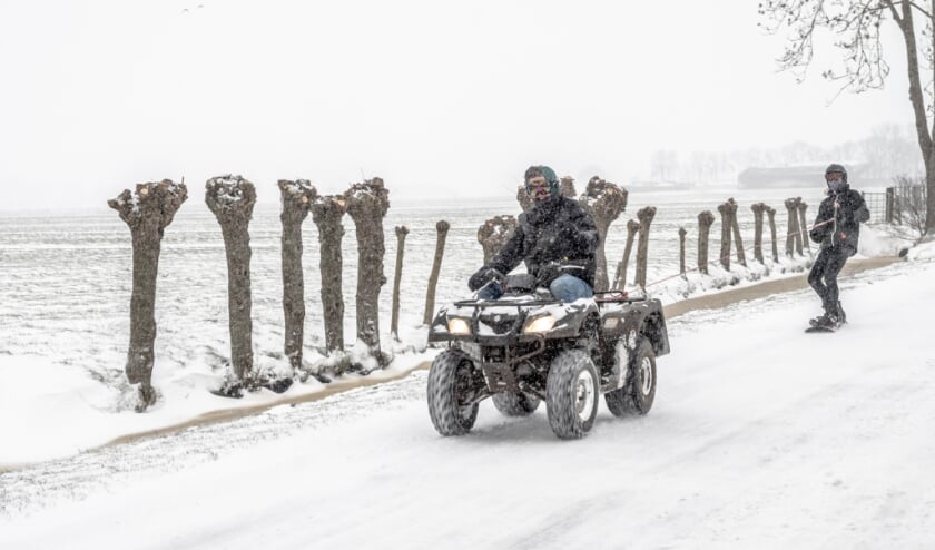 • Snowboard achter quad in de Alblasserwaardse polder.
