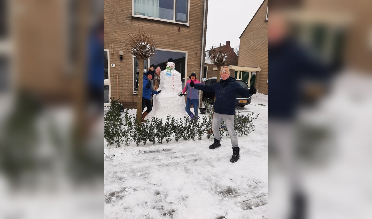 • Sneeuwpop in de Emmastraat in Langerak.