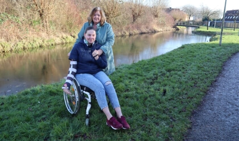 <p>Moeder Hester en dochter Nanette Bielefeld in het park aan de Rauwenhoflaan in Tiel. </p>