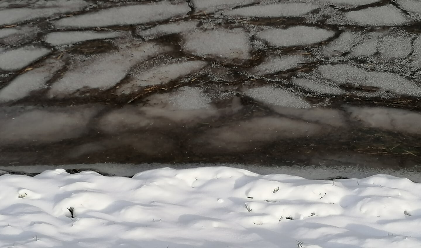 Mooie vastgevroren ijsschotsen bij Rijswijk en sneeuwduinen in Woudrichem