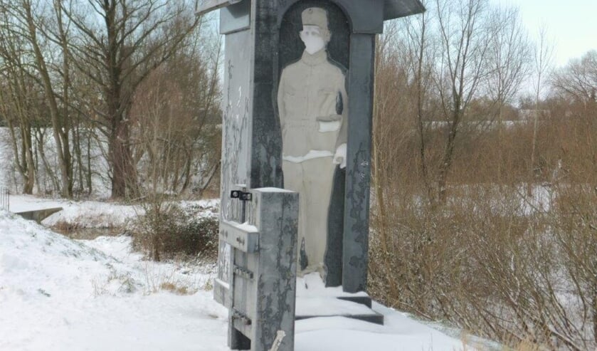 <p>• Beeld van de Diefdijklinie op Vogelswerf, Heukelum, kreeg een mondkapje door de sneeuw.</p>