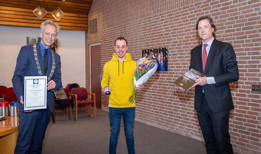 <p>• Waardering voor de reddingsactie, met v.l.n.r. burgemeester Fröhlich, Wijnand de Groot en Bram Ledeboer van de Koninklijke Maatschappij tot redding van Drenkelingen.</p>