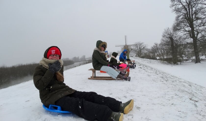 • Veel sneeuwpret bij het kasteel in Waardenburg.