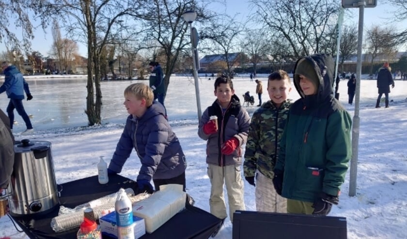 <p>De Stichting WOP Ketensche Polder deelde chocolademelk en koek uit tijdens het schaatsen op de vijver.</p>  