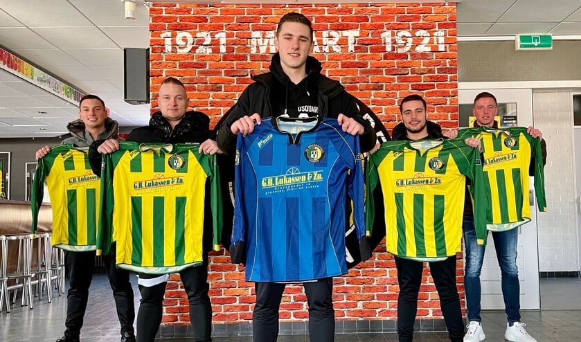 <p>Het kwintet van vv Vianen dat overstapt naar Brederodes.</p>