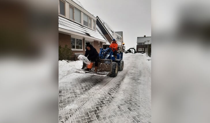 • Zout strooien na het schuiven in de Poldermolen te Molenaarsgraaf.