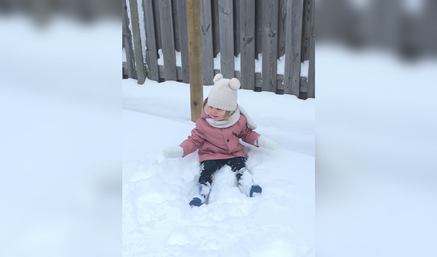 Hierbij een winter-/sneeuwfoto van onze kleindochter; zomaar neergeploft in de sneeuw.